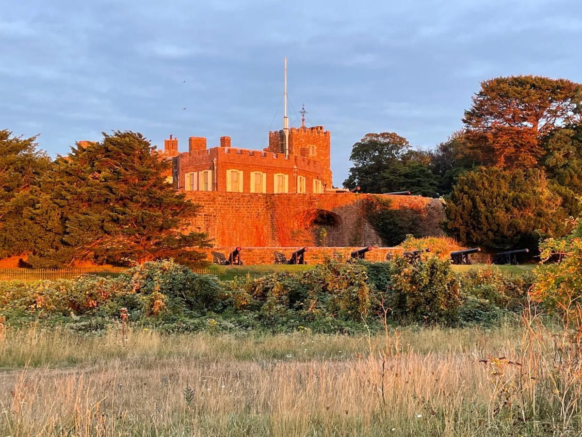 Fab Stay Uk - Coastal And Country Retreat With Free Secure Off Road Parking Minutes From Both Dover And Deal Bagian luar foto